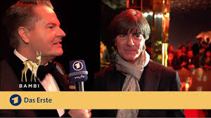 Er wurde im tv immer wieder gemeinsam mit einer frau eingeblendet. Joachim Low Bei Bambi Event Wer War Bloss Die Schone Dame Neben Ihm Fussball