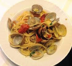 Preferite delle vongole veraci fresche, che dovrete far riposare almeno una notte in acqua fredda e con la corretta. Mangiaconrosa Spaghetti Alle Vongole