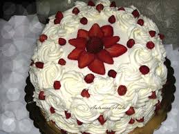 Pan di spagna farcito con mousse di ricotta, meringhette e fragole fresche, decorato con panna montata e margherite in pasta di zucchero. Torta Alla Panna Tanti Modi Per Decorarla