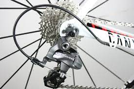 If parts such as bolts and nuts become loose or damaged, the bicycle may suddenly fall over, which may cause serious injury. Reglage Et Ajustement Derailleur Arriere De Velo