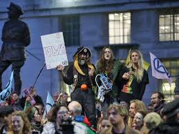 The protest was aimed at showing the correlation between consumerism and environmental impact. Extinction Rebellion Boris Johnson Wettert Gegen Extinction Rebellion Politik