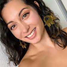 Kelly Dement's Instagram, Twitter & Facebook