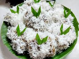Gulung daun pisang searah ruas daun dari bawah menuju ke atas hingga membentuk silinder/selongsong dengan diameter kurang hallo nathalia. Khas Indonesia Archives Lin S Cakes