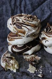 Meringues Au Tourbillon De Chocolat Gourmandise Meringue Et Chocolat