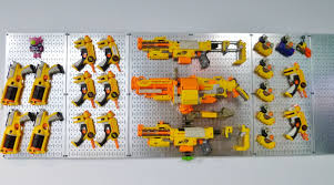 The rack holds several nerf guns (long guns and pistols) and a lot of ammo. Nerf Gun Rack Idea 2 Am Thinking We Need To Do This In The Garage Or The Gameroom Gamer Girl Kinderzimmer Kinder Zimmer Kinder