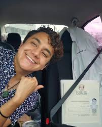 Mi titulo, mi rodilla con (tendinitis rotuliana) & Yo ✨️🙏 El dr. Dijo que  debia reposar, pero no me especifico donde 🤣 Dr. José Alfredo Marquez  Maldonado 👨🏻‍⚕️ Photos: 1. Mi titulo