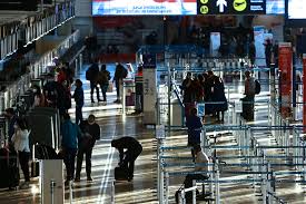 Chile anunció cierre de fronteras por 30 días y ya pasa el millón de contagios sólo podrán salir personas por razones que sean fundamental para el país, porque hay una medida humanitaria de por medio, porque es esencial para la salud, o porque la persona que sale no vuelve. Nueva Variante Chile Descarta Cierre De Fronteras Para Extranjeros Mientras Otros Paises De La Region Se Ponen Mas Estrictos El Mostrador