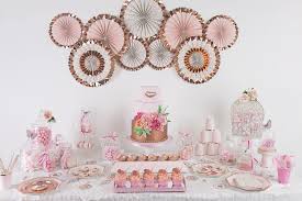 Pour le fond du candy bar j'ai monté une structure avec des voiles et apporté une touche enfantine avec une tente en toile pour le photobooth. Bapteme Liberty Rose Gold Baby Shower Anniversaire
