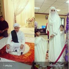 Sebelum ini, bekas penyanyi kumpulan elite itu bercerai dengan ahmed fariq zainul abidin pada 2010 dan dikurniakan. Fiza Elite Adam Af Sah Bergelar Suami Isteri