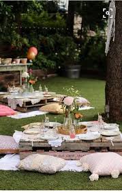 Wow Einfach Toll Diese Kissen Und Paletten Chill Platze Im Garten Picknickparty Gartenparty Party Garten
