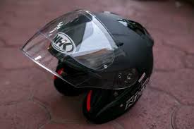 Helm motor mudah didapatkan di pasaran, baik toko ritel online maupun offline. Daftar Harga Helm Murah Untuk Naik Ojol Saat New Normal
