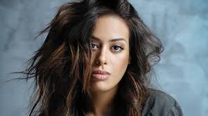 Ne retiens pas tes larmes. Amel Bent Even Slimmer And Sublime In Her Low Cut Dress She Sets The Canvas On Fire Archyde