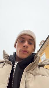 Hi. I am a British-Maltese male with over 2 years experience in bartending  & mixologist working in Hotels & Restaurants in London. I was wondered if  anyone was aware of any jobs