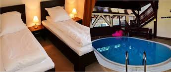Escapada romantica la inaltime in suita sunflower situata la ultimul etaj cu jacuzzi in camera, la comfort suites 4* predeal! Relaxare Cu Jacuzzi In Camera Clipe De Neuitat La Pensiunea Ursuletul 3 Predeal H Jacuzzi In Camera Predeal
