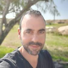 הנה הוא, משה חובב הצעיר-צעיר, כמובן ליד רדיו. עצוב כמה שאנחנו לא דומים.