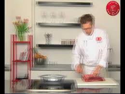 Technique De Cuisine Preparer Des Cubes De Boeuf A Braiser Youtube