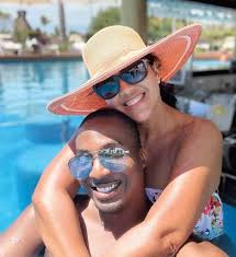 ROMANC E F LOURISHES in the realm of smooth jazz