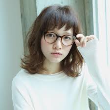 菊地武志さんのヘアスタイル 眼鏡が似合うオシャレ女子肩 Tredina