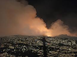 Un incendiu de proporţii a izbucnit, miercuri, la un bloc de pe calea rahovei din bucureşti, iar pompierii au intervenit cu 20 de autospeciale. Vantul Puternic A Reaprins Incendiul De La Groapa De Gunoi Din Arad DupÄƒ Ce Acesta PÄƒrea SÄƒ Fie Lichidat DuminicÄƒ DimineaÈ›a