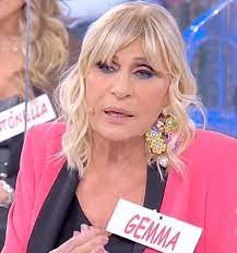 Dopo l'esperienza di uomini e donne di qualche anno fa, non ha fatto più televisione e soprattutto ha avuto gravi problemi di salute: Uomini E Donne Clamorose Anticipazioni Addio A Gemma Galgani