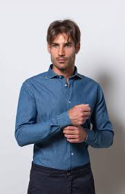 Camicia blu collo alla coreana uomo honolulu è la camicia blu 100% cotone fantasia blu, nata per dare una ventata di freschezza al tuo outfit camicia. Camicia Jeans Collo Francese Alimelo Partners