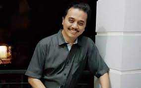 ~ seven icon kepada roy suryo ketika dientot. Lucky Alamsyah Ngaku Diserempet Mantan Menteri Berinisial Rs Roy Suryo Siap Buat Laporan Ke Polisi