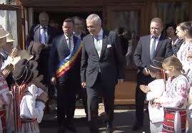„călin popescu tăriceanu va fi președinele româniei!. Manechinul Dictator Copii De Gradinita Adusi Cu Forta Sa L Aplaude Pe Tariceanu Video Aktual24