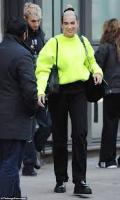 © bang showbiz anwar hadid and dua lipa. Dua Lipa Goes Bold In Neon Green Look As She Heads Out For The Holidays With Boyfriend Anwar Hadid Readsector