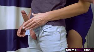 Mãe seduz a filha com o BF e faz um trio escaldante