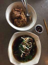 Dia citer yang mee kolok ni asalnya makanan bangsa cina. 6 Restoran Mee Kolok Sarawak Bila Bercuti Di Sana Cukup Memikat