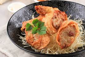 Uniknya, kedua bahan ini dibentuk melihat sekilas penjelasan di atas, membuat egg roll memang mudah. Jajanan Tahu Egg Roll Tanpa Ikan Egg Chicken Roll Yang Telah Digoreng Dapat Dinikmati Bersama Nasi Putih Hangat Saus Tomat Dan Salad Ala Hokben Yang Gurih Itu