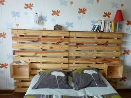 Des palettes pour fabriquer une tête de lit personnalisée et customisée avec un miroir et des vases. Tete De Lit En Palette A Faire Soi Meme Idees Et Materiels