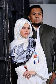 Tonton video persongsian dari dr. Penulis Lirik Runut Bunyi Filem Munafik Abang Long Fadil 2 Rupa Rupanya Seorang Doktor Kenali Doktor Yang Miliki Jiwa Menulis Ini Nona