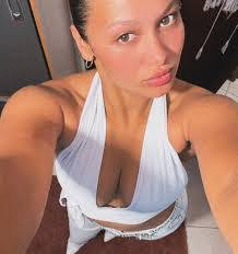 Melanie Ferreira's Instagram, Twitter & Facebook