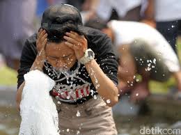 Berdasarkan ayat diatas, maka pengertian wudhu adalah membasuh muka dan kedua tangan sampai dengan siku. Doa Setelah Wudhu Lengkap Dengan Artinya