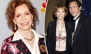 On january 25, 2017, mary tyler moore died at age 80 at greenwich hospital in greenwich, connecticut, from cardiopulmonary arrest complicated by pneumonia after having been placed on a respirator the previous week. Mary Tyler Moore S Husband Says He Feels Empty After Her Death She Was My Life Celebrity News Showbiz Tv Express Co Uk