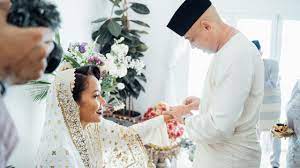 Johan bin ishak (born on october 16, 1979), better known as' 'joe flizzow' is' 'rapper' ', a music producer and entrepreneur of malaysia. Joe Flizzow Weds Marini Ramlan In Matching Tenun Pahang Outfits Gifted By Our Queen Tunku Azizah