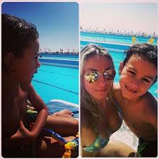 Se debruçava no meio fio. Fotos Filho De Rodrigo Menezes Esta Igual Ao Ator