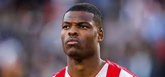 Denzel dumfries over een bizarre foto die hij kreeg opgestuurd, waarop hij, donyell malen, cody denzel dumfries was afgelopen zomer een van de duizenden demonstranten in rotterdam die. Dumfries Van Bommel Emotioneel Tijdens Pijnlijke Bijeenkomst