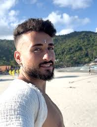 היי חברים מחפשת בארטר לבן זוגי אלעד הנפלא. מחפשת עבורו מטפל.ת במגע לכמה  מפגשים. (בעדיפות לרפואה סינית אך פתוחים להצעות) בתמורה אלעדי מציע קעקוע.  אלעדי מקעקע בקווים עדינים בדגש על תנועת גוף.