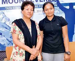 Arunima sinha is the world's first female amputee to climb mount everest. Indomitable Spirit Former Volleyball And Football Player Who Lost Her Leg In A Train Accident Becomes The First Indian Amputee To Climb Everest Daily Mail Online