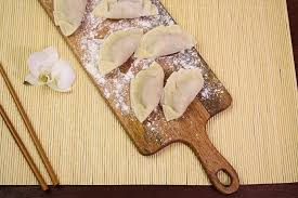 1 teil heißes wasser und 1 teil 550er mehl verkneten und ganz dünn. Gyozas Mit Hackfleisch Und Garnelen Friedas Kitchen On My Mind