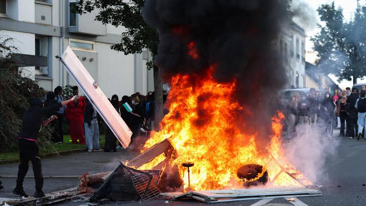 Más de 400 escuelas cierran en Francia mientras crecen las protestas estudiantiles