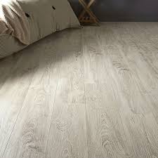 Un Sol Stratifie Vieilli Chez Leroy Merlin Meuble Salle De Bain Une Vasque Parquet Sol Et Stratifie