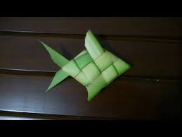 Cara Membuat Ketupat Anak Ayam Dari Daun Kelapa Youtube Leaf Crafts Coconut Leaves Palm Leaf Art