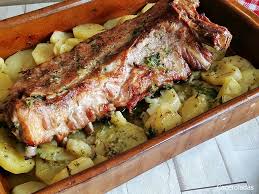En primer lugar, pelamos las patatas y las ponemos en remojo. Costillas Al Horno Con Patatas Panaderas Caceroladas