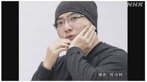 영원히 변하지 않는 형태로…. 고층빌딩이 가득한 도시, 단절된 관계 속에서 살아가는 조각 전공생 매튜 레이너. Vpyp2emgzbnwem