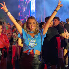 Carla fachim is a member of news anchor Alexandra Zamboni On Instagram Carla Fachim Musaaa Muita Folia No Planeta Atlantida Usealexandrazambonijoias Karinachav