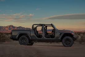 The hercules has a 6.4l, v8 engine. Jeep Gladiator Ready For Hemi V8 Engine Carbuzz