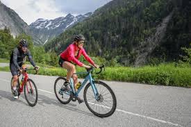 J'ai commencé a faire du velo lorsque j'ai pris ma retraite (66ans je vie en irlande)cela m'a beaucoup apporté en bien etre physique quant a dire qu'apres 50 ans il faut éviter les cotes,je ne suis pas d'accord tout est relatif lorsque j'ai débuté toutes mes sorties se terminent sur une cote de 2km a + 5% je n'ai pas le choix si je veux rentrer a la maison.il faut apprendre. Debuter En Cyclisme Votre Premier Programme D Entrainement